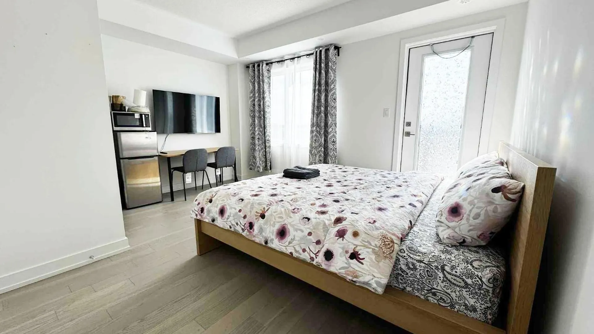 Modern Private Room Private Bathroom With King Bed With Tv And Optional Balcony 10 Minutes To Rogers Stadium Midtown Downtown Toronto