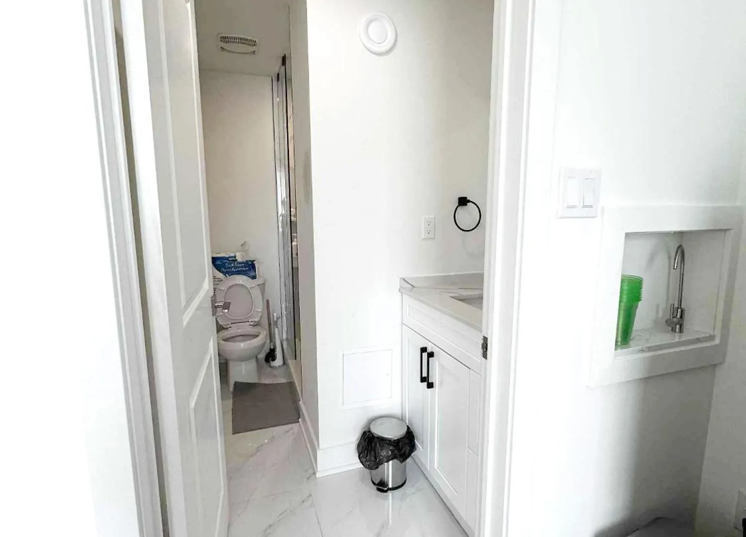 Accommodatie bij particulieren Modern Private Room Private Bathroom With King Bed With Tv And Optional Balcony 10 Minutes To Rogers Stadium Midtown Downtown Toronto