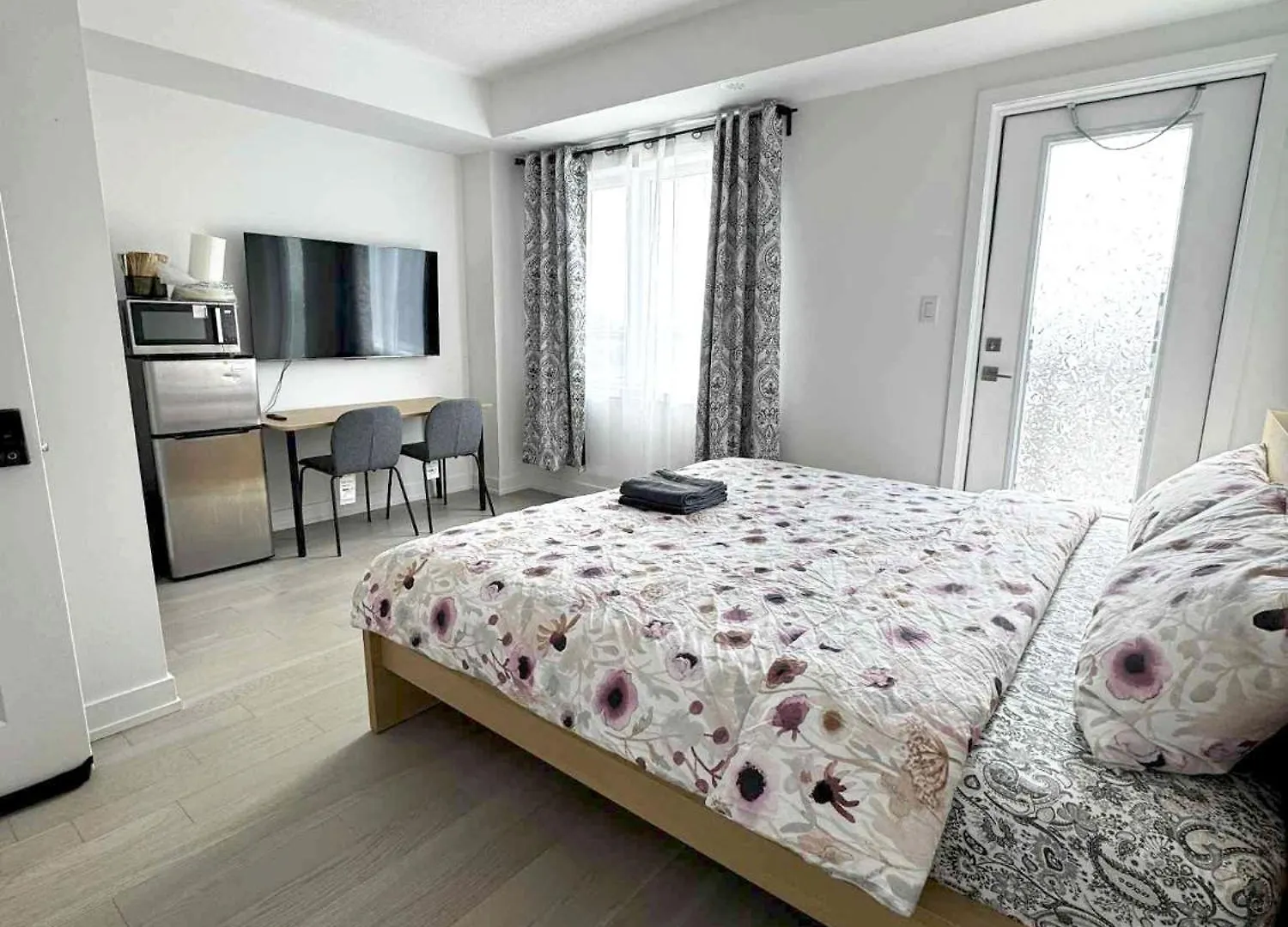 Modern Private Room Private Bathroom With King Bed With Tv And Optional Balcony 10 Minutes To Rogers Stadium Midtown Downtown Toronto Accommodatie bij particulieren