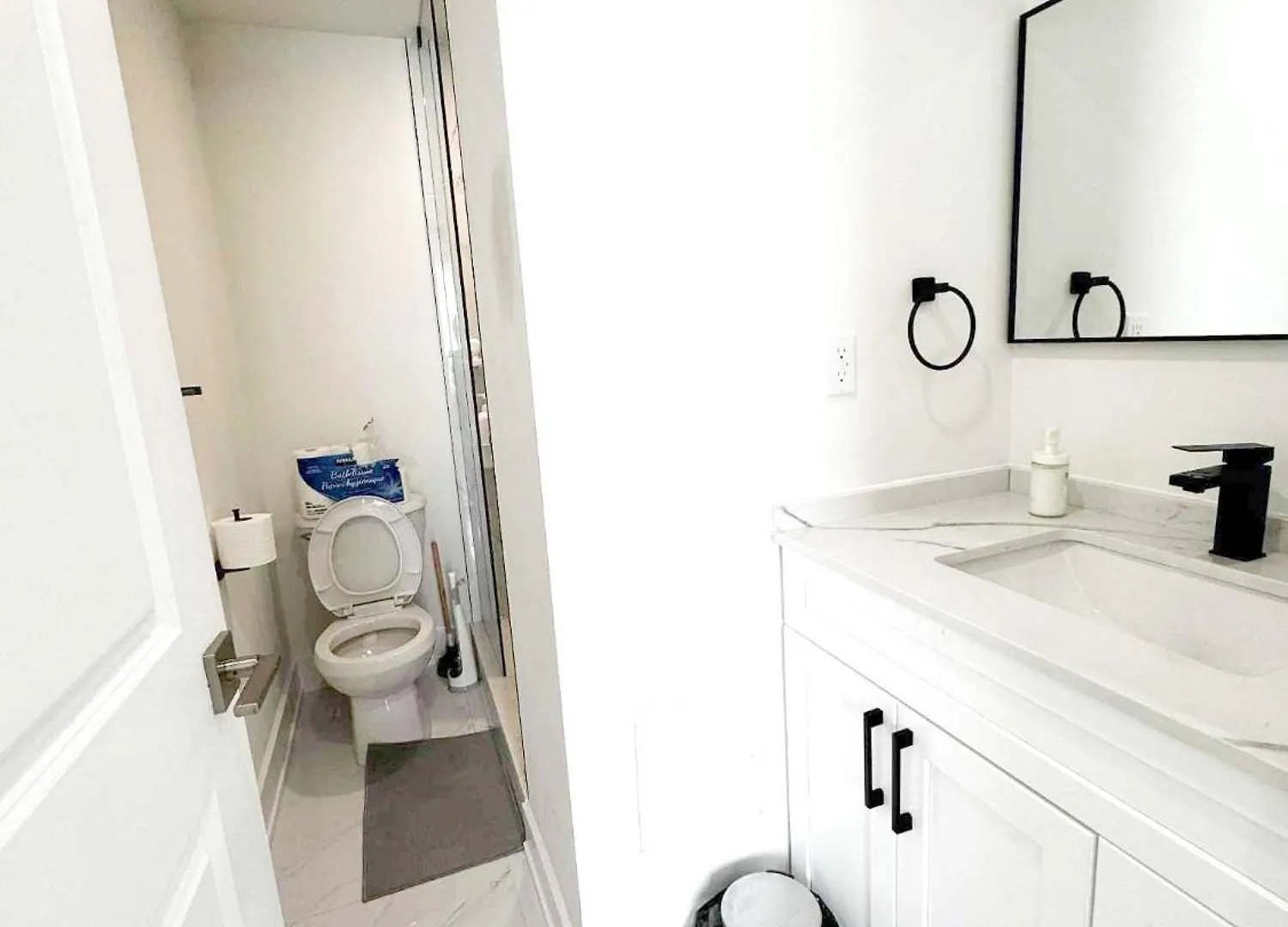 Modern Private Room Private Bathroom With King Bed With Tv And Optional Balcony 10 Minutes To Rogers Stadium Midtown Downtown Toronto 0*,
