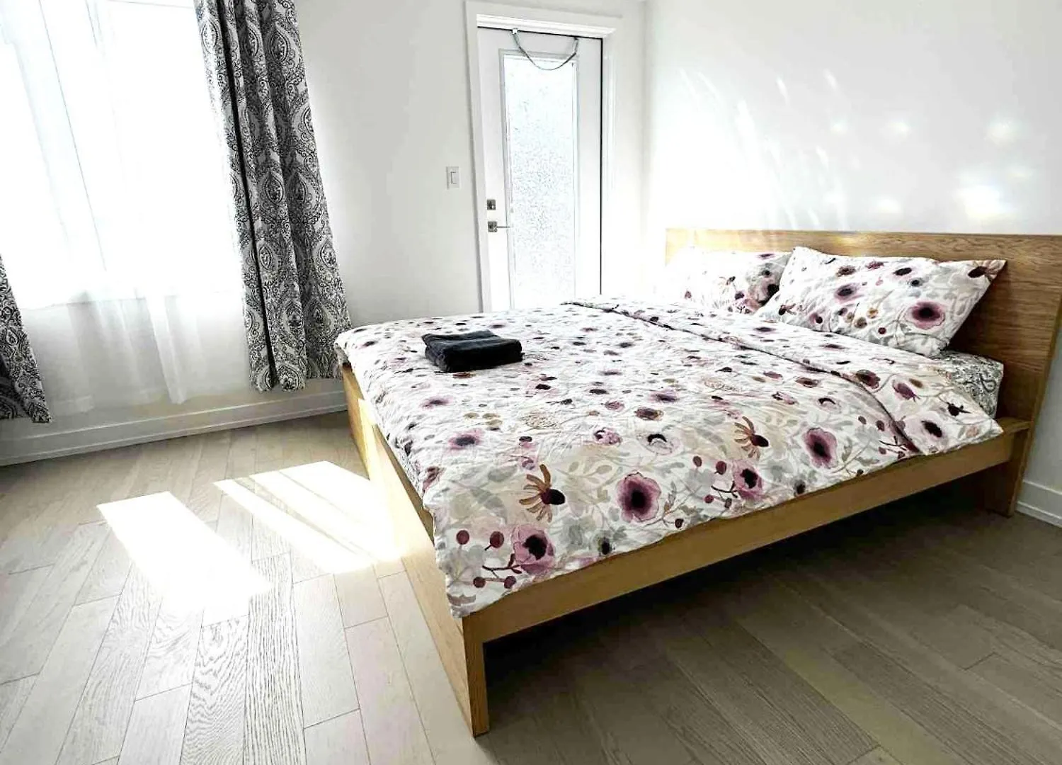 Modern Private Room Private Bathroom With King Bed With Tv And Optional Balcony 10 Minutes To Rogers Stadium Midtown Downtown Toronto Canada