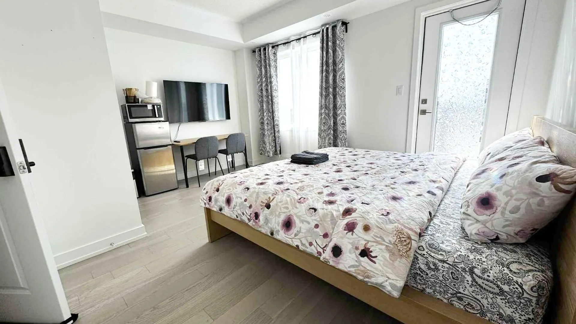 Modern Private Room Private Bathroom With King Bed With Tv And Optional Balcony 10 Minutes To Rogers Stadium Midtown Downtown Toronto Canada